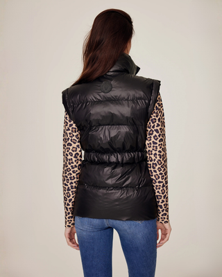 Gedetailleerd achteraanzicht van de zwarte paardensportbodywarmer waarin het Riders Denim logo en de gedefinieerde taille zichtbaar zijn.