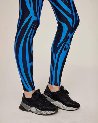 Close-up van de elastische enkelboorden van de blauwe zebra-rijlegging, ontworpen voor een naadloze pasvorm onder laarzen.