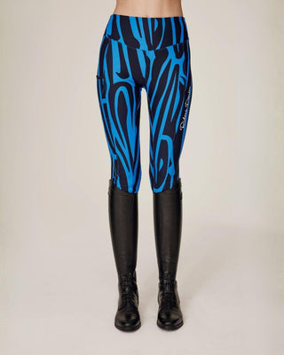 Vooraanzicht van de blauwe zebra-rijbroek, waarbij de brede tailleband en het comfortabele high-waist ontwerp worden benadrukt.