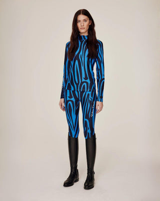 Volledig lichaamsbeeld vanuit zijaanzicht van het model dat de complete blauwe zebra-rijoutfit draagt voor maximale ondersteuning en stijl.