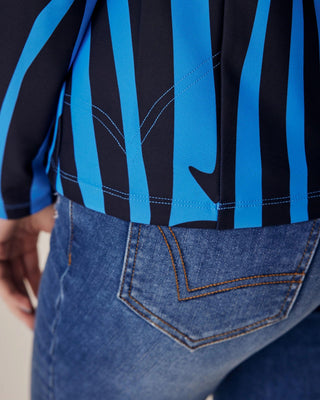 Gedetailleerd achteraanzicht van de blauwe zebra-rijtop, waarbij de flatterende compressiepasvorm en hoogwaardige stiksels worden benadrukt.
