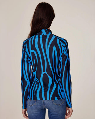 Volledig achteraanzicht van de blauwe zebra-paardensporttop, waarbij de elegante hoge kraag en mooie lengte voor een geklede look worden benadrukt.