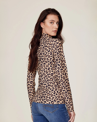 Achteraanzicht van een model dat over haar schouder kijkt terwijl ze de paardrijtop met luipaardprint draagt.