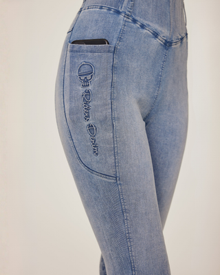 Close-up van de tweede telefoonzak met het geborduurde Riders Denim-logo op lichtblauwe denim.
