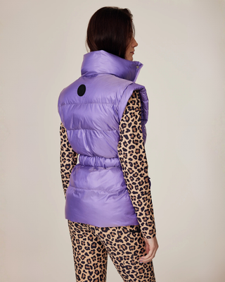 Schuin achteraanzicht van een model in het lila puffer vest en de leo riding set, waarbij het silhouet van achteren zichtbaar is.