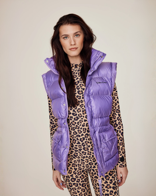 Model draagt het lila riding vest open, waarbij de complete riding set met luipaardprint eronder zichtbaar is.