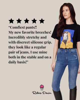 Volledige lichaamsfoto van de original jeans rijbroek inclusief een klantbeoordeling en testimonial.