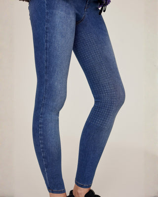 Productfoto van opzij van Riders Denim original jeans rijbroek, waarbij de pasvorm en de denimstof worden benadrukt.