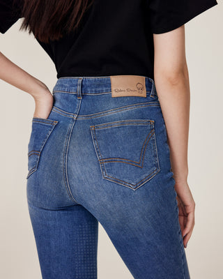 Close-up productfoto van de achterkant van de jeans rijbroek, met details van de zakken, stiksels en het logo.
