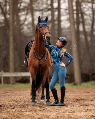 Influencer Rosita draagt een blauwe zebra-riding top gecombineerd met Riders Denim original jeans rijbroek.