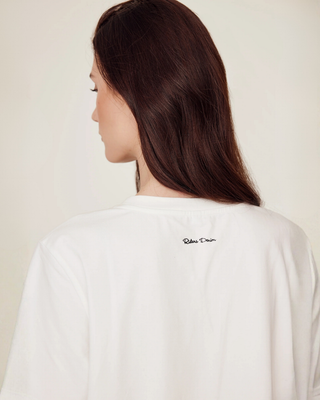Productfoto van de achterkant van het witte rij-T-shirt, waarbij de premium katoenen pasvorm wordt benadrukt.