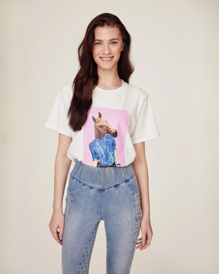 Medium shot vanaf de knieën omhoog met het witte T-shirt en lichtblauwe denim rijleggings.