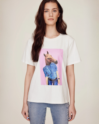 Vooraanzicht van een model dat het witte paardensport-T-shirt met een zwarte horsie-print van Riders Denim draagt.
